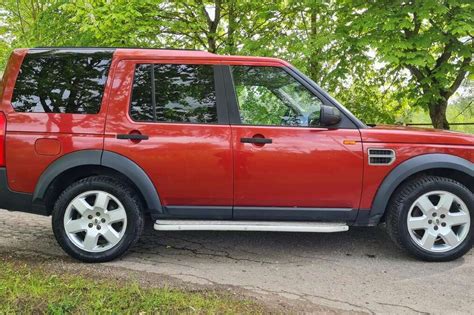 Mechanikas, atliekantis Land Rover Discovery kuro sistemos diagnostiką