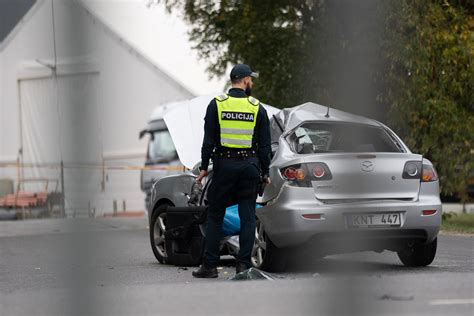 Policijos pareigūnai, tiriantys avarijos vietą, kurioje buvo užsiimta oraliniu seksu vairuojant