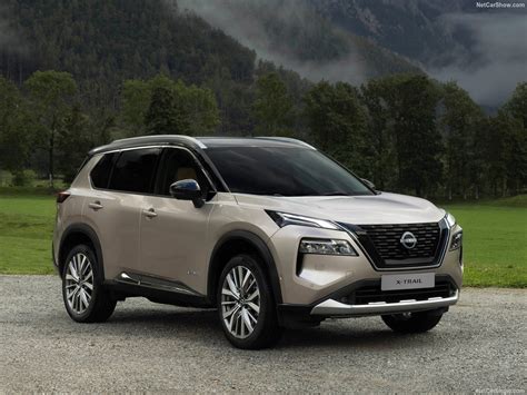 Teminis nuotraukos koliažas, vaizduojantis įvairių kartų Nissan X-Trail modelius