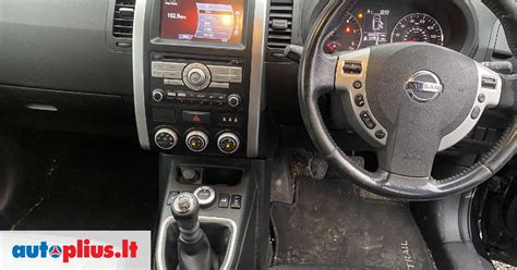 Fotografija, vaizduojanti Nissan X-Trail atidaromą variklio dangtį ir variklio skyrių, akcentuojant tvarką ir patikimumą