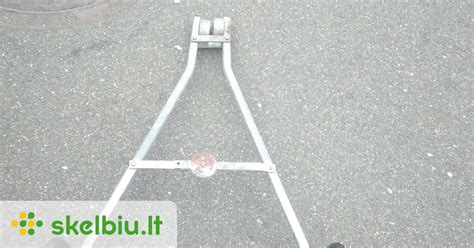 Automobilio kėlimas domkratu ir tvirtinimas ant atramų