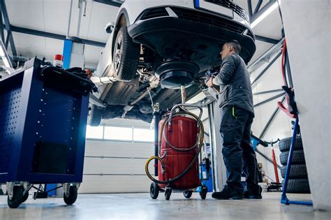 Serviso technikas tikrina automobilio tepalo lygį