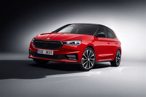 Šiuolaikinės Škoda Fabia Monte Carlo automobilio nuotrauka su sportiniais elementais