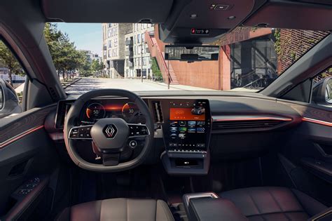 Volvo automobilio salono nuotrauka, rodanti skaitmeninį prietaisų skydelį ir centrinį ekraną
