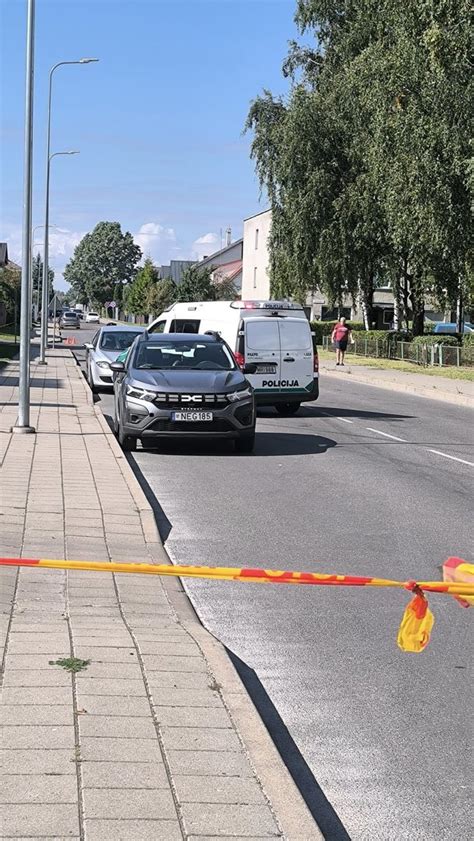 Avarijos vietoje dirbančių gelbėtojų ir policijos nuotrauka