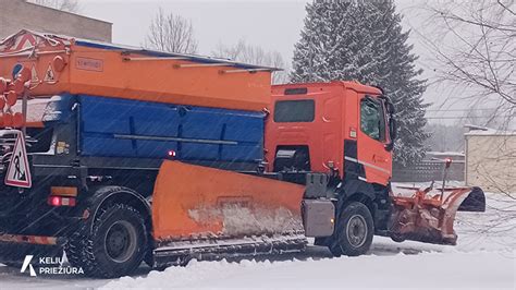 Nuotrauka: automobilis važiuojantis žiemos keliu