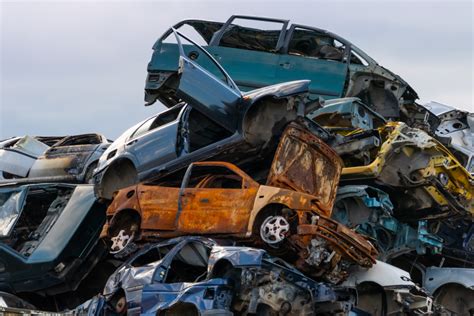 Infografika: automobilių ardymo ir detalių rūšiavimo procesas