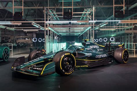 Teminė nuotrauka: „Mercedes“ F1 bolidas trasoje, rodantis atnaujintą dizainą