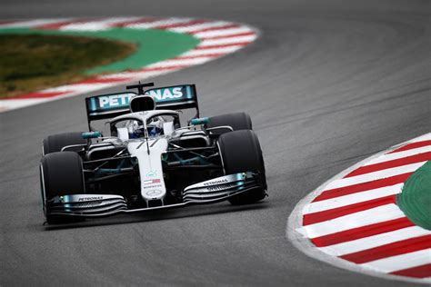 „Mercedes“ F1 bolidas su „Microsoft“ logotipais ant priekinio sparno ir saugos lanko