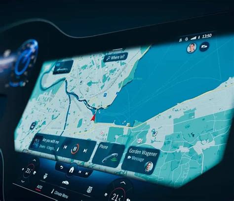Nuotrauka, vaizduojanti automobilio centrinį ekraną su žemėlapio atnaujinimo pranešimu
