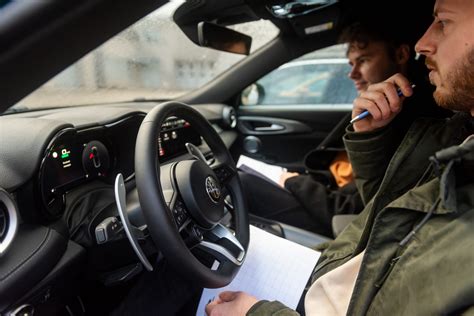 Nuotrauka, vaizduojanti ON CALL ir SOS mygtukus automobilio lubose