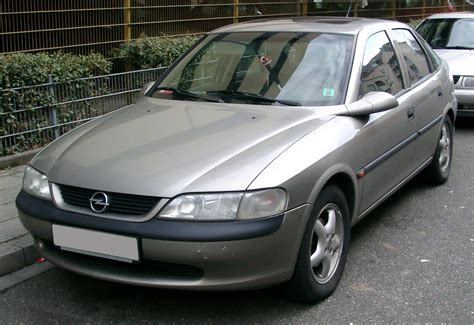 Tematinė nuotrauka su Opel Vectra bagažine