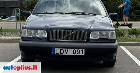 Volvo 850 universalas su atidarytu variklio dangčiu, iliustruojantis variklio skyrių