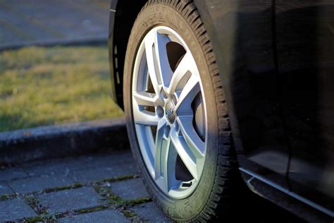 Termometras rodantis +7°C ribą su vasarinėmis ir žieminėmis padangomis foninėje nuotraukoje