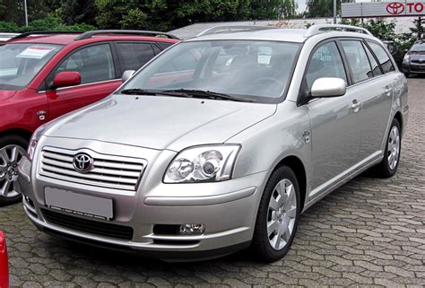 Infografika apie Toyota Avensis 2.0 D4D vs 2.2 D-4D variklių charakteristikas