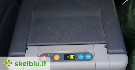 Kompresorinio kelioninio šaldytuvo vidus su maisto produktais