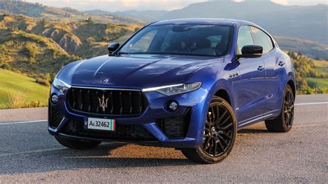 Maserati Levante 3.0 S Q4 visureigio nuotrauka, išryškinanti pagrindines išorės savybes