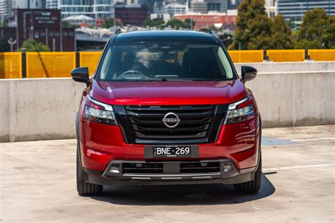 Nissan Pathfinder bekelėje, važiuojantis sudėtingu maršrutu