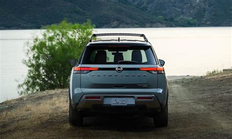 Naujos kartos Nissan Pathfinder eksterjeras (crossover tipo)