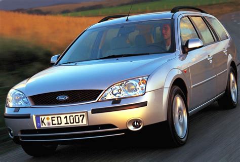 Nuotrauka, demonstruojanti „Ford Mondeo 2003“ automobilio interjerą su akcentu ant ergonomikos ir medžiagų kokybės.
