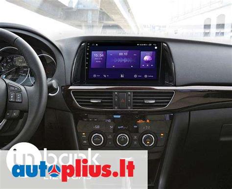Pavaizduota Hyundai Santa Fe interjero nuotrauka su integruota Android multimedijos sistema, rodančia pagrindinį meniu su ikonomis.