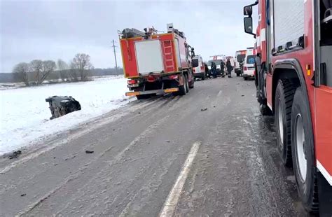 Eismo įvykio vieta Kelmės rajone: nuolaužos ir gelbėtojų darbas