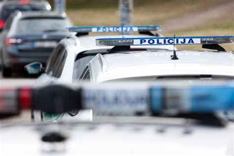 Teminis automobilis kalnų kelyje