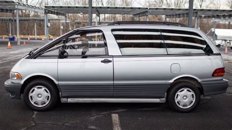 Toyota Previa antros kartos (2000-2006) miniveno nuotrauka, rodanti automobilio priekį ir šoną