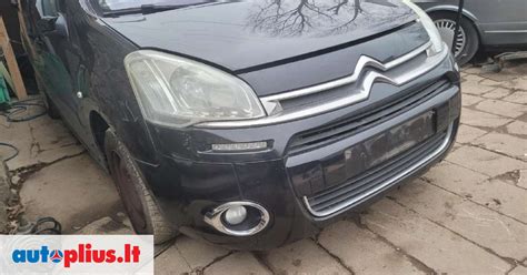 Teminė nuotrauka: Citroen Berlingo su atidarytu variklio dangčiu