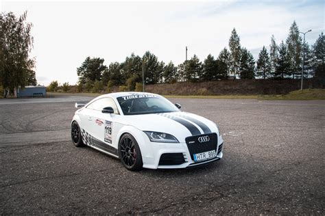 Modifikuotas Audi TT RS lenktyninis automobilis trasoje