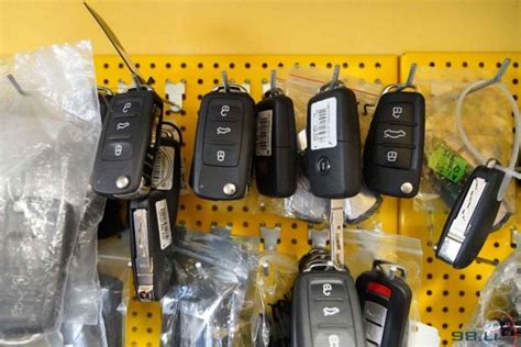 Nuotrauka: įvairių tipų automobilio raktai ir imobilizatoriaus lustai (čipai)