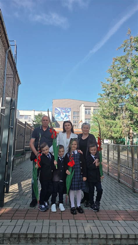 Nuotrauka, vaizduojanti susidėvėjusią stabilizatoriaus įvorę ir šalia - naują, nelyginant jų išvaizdą.