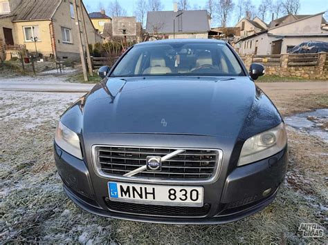 Volvo S80, prabangus sedanas, važiuojantis keliu