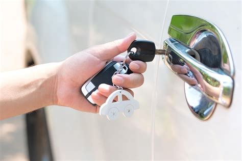 Rankos, atidarančios automobilio dureles naudojant fizinį raktą
