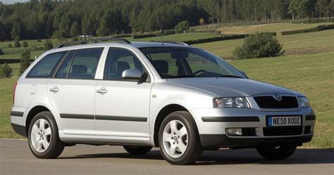 Škoda Fabia universalas su atlenktomis galinėmis sėdynėmis, demonstruojančiomis bagažinės tūrį