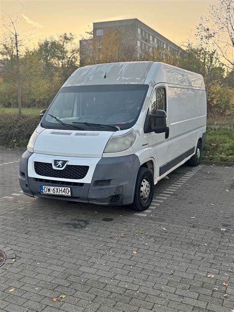 Peugeot Boxer furgono išorės vaizdas kelyje, pabrėžiant jo komercinę paskirtį