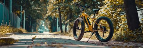 Tematinė nuotrauka: žmogus važiuojantis elektriniu dviračiu miesto aplinkoje