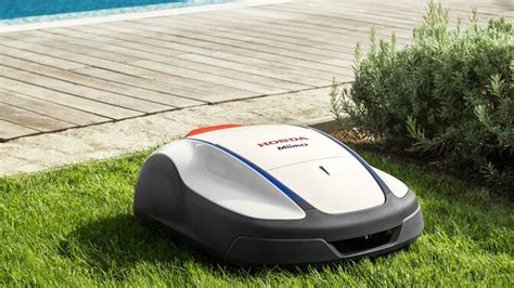 Robotizuota vejapjovė Honda Miimo dirbanti vejoje