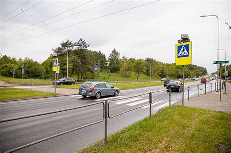 Eismo įvykio vieta Žirmūnuose, pėsčiųjų perėja, galbūt su taksi automobiliu