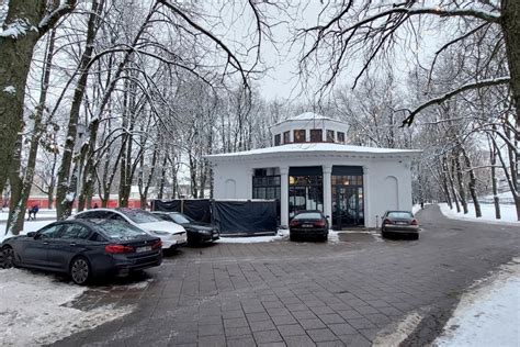 Teminė nuotrauka su automobilių aikštele ir klientais