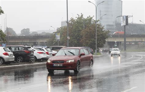 Tematinė nuotrauka: automobilis lietingame ar rūkančiame kelyje