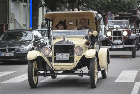 Istorinis automobilis parado metu