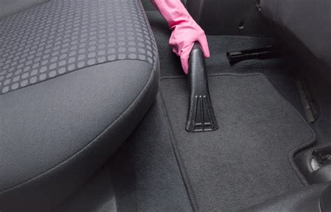 Teminis nuotrauka, vaizduojanti automobilio saloną su tvarkingais kilimėliais