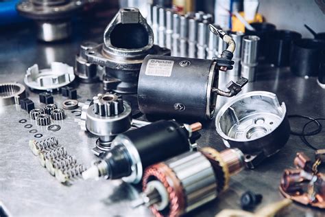 Išardyto starterio komponentų vaizdas