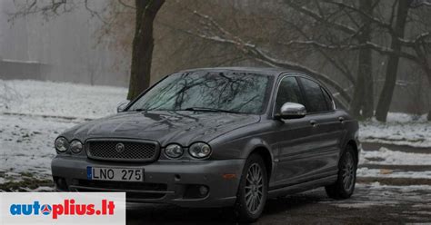 Tematinė nuotrauka: Jaguar X-Type sedanas, žiūrintis į priekį
