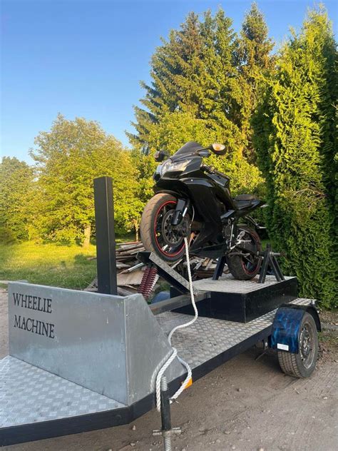 Motociklas, kraunamas ant priekabos