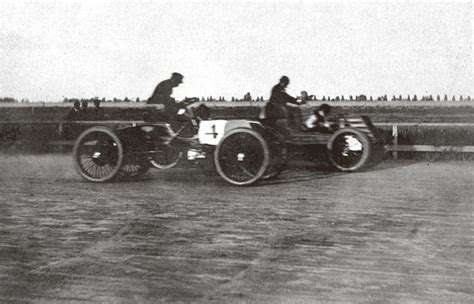 A.Wintono ir H.Fordo lenktynės (pastarasis važiuoja Nr. 4 pažymėtu automobiliu) „Grosse Point“ trasoje. 1901 m.