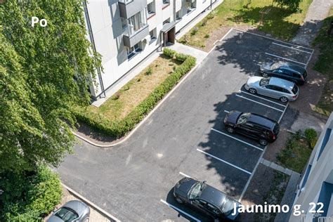 Inforgrafika, vaizduojanti privalomus atstumus tarp automobilių stovėjimo aikštelių ir gyvenamųjų pastatų langų pagal naujausius STR reikalavimus