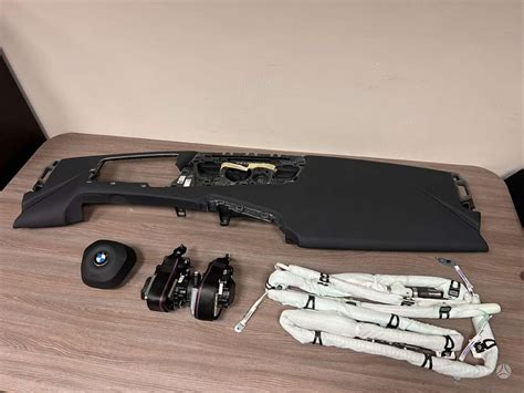 Instrukcija: daiktadėžės ir salono panelių nuėmimas BMW E90 (iš TIS)