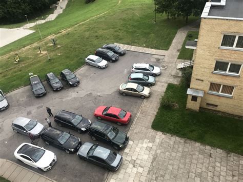 Užstatytas automobilis daugiabučio kieme